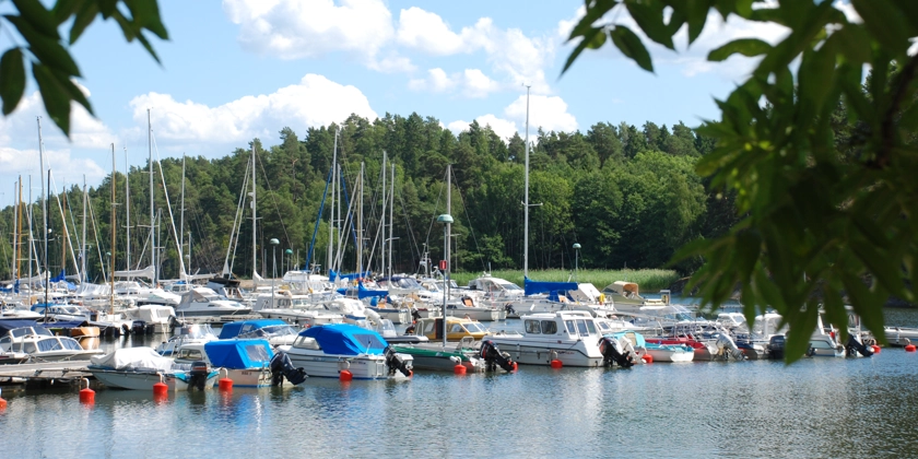 Vy över en båtklubb.