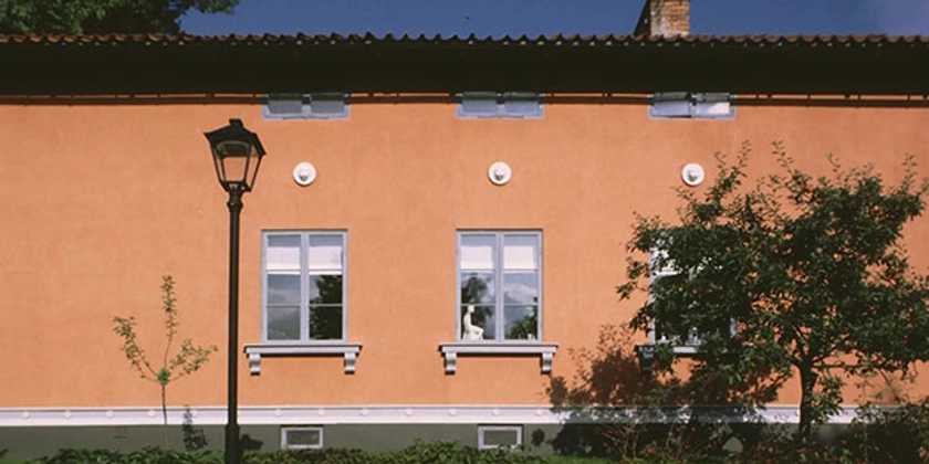 Ett hus med röd putsfasad.
