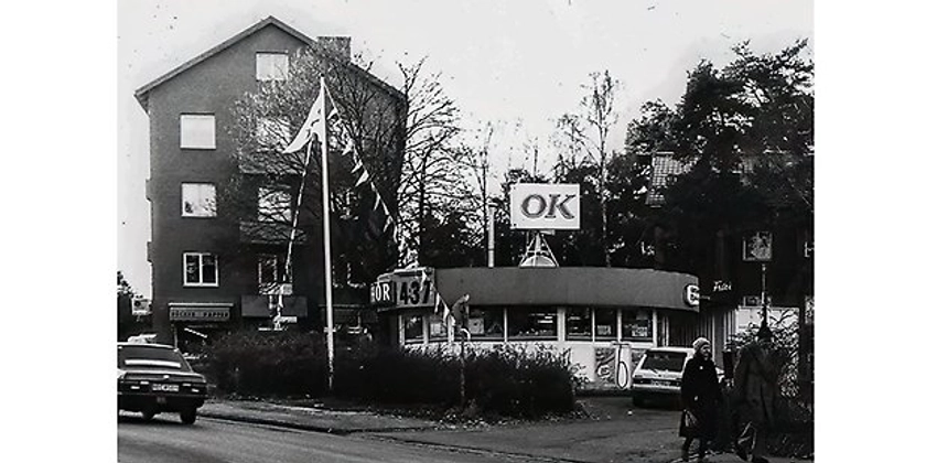 Ett svartvitt foto av OK bensinstation.