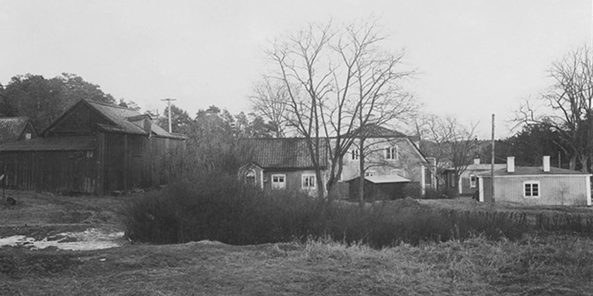 Ett svartvitt foto av en gård.