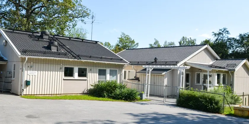 En grupp med ljusa trähus vid Stenbitsvägen.