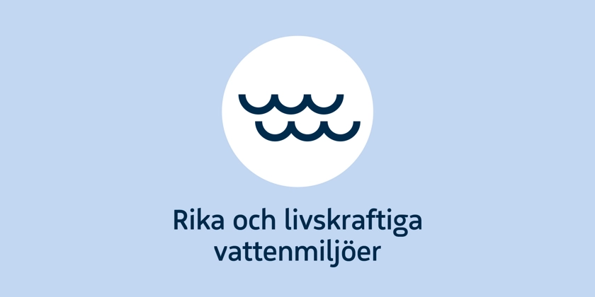 Symbol med vågor och texten rika och livskraftiga vattenmiljöer.