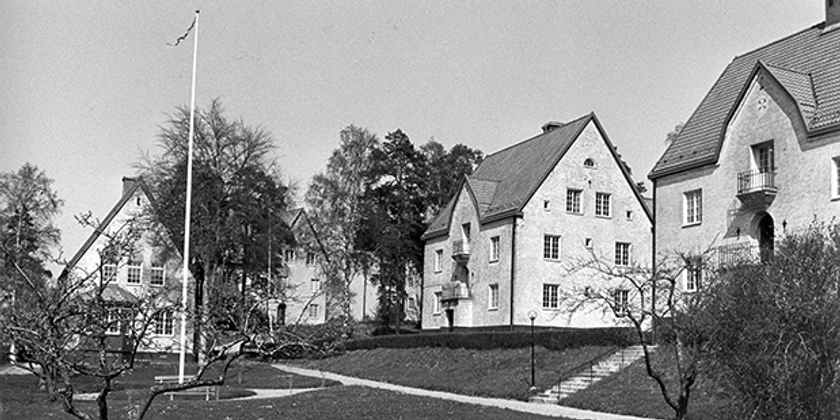 Ett svartvitt foto av stora, putsade hus.