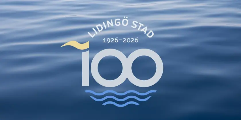 Logotyp Lidingö stad 100 år med havet som bakgrund.