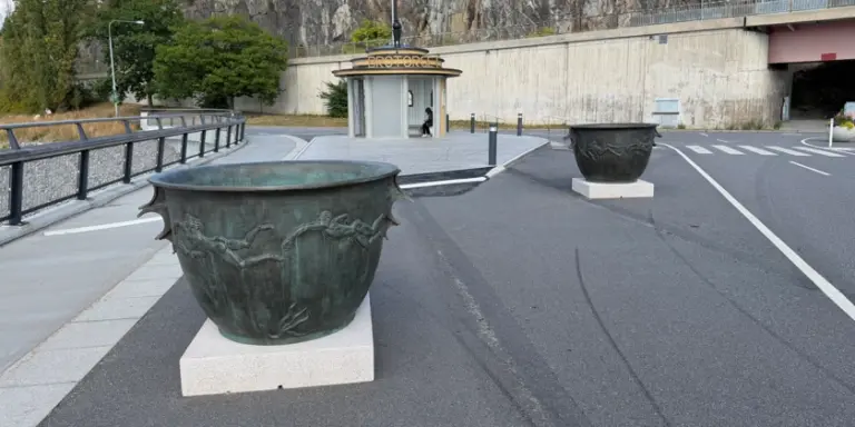 Havets urna i förgrunden och i bakgrunden Vindarnas tempel