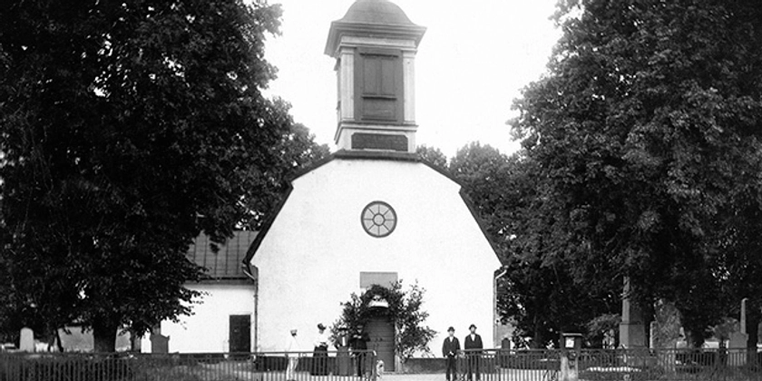 Ett svartvitt foto av en kyrka.