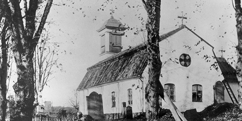 Ett svartvitt foto av en kyrka.