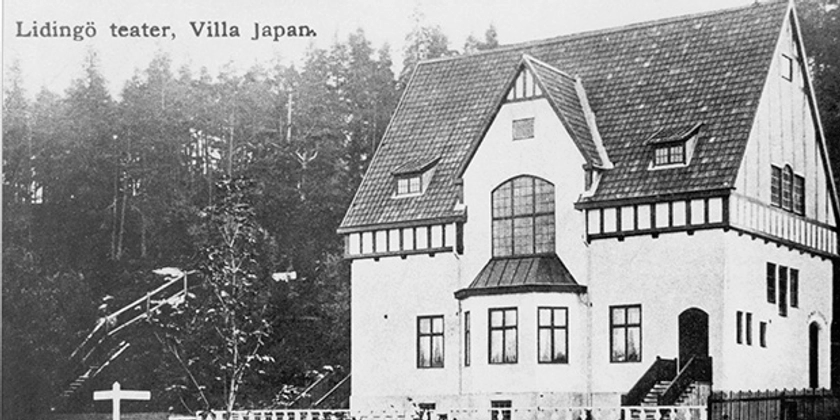 Ett svartvitt foto av en stor putsad villa med trädetaljer.
