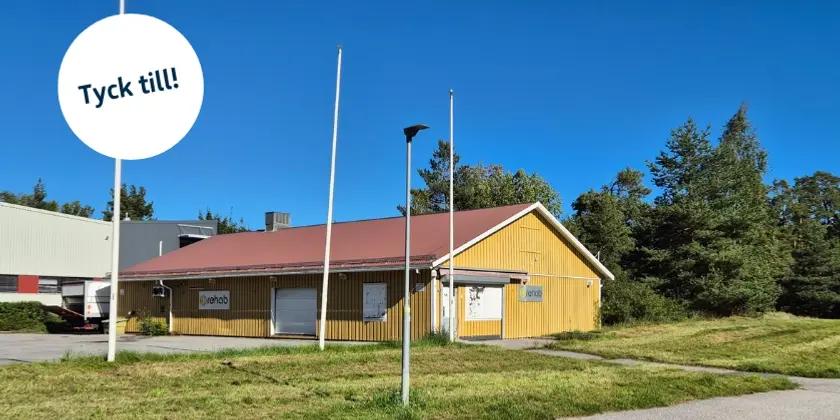 En gul byggnad med en skylt där det står ”Tyck till”.