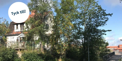 En vit villa med texten tyck till.