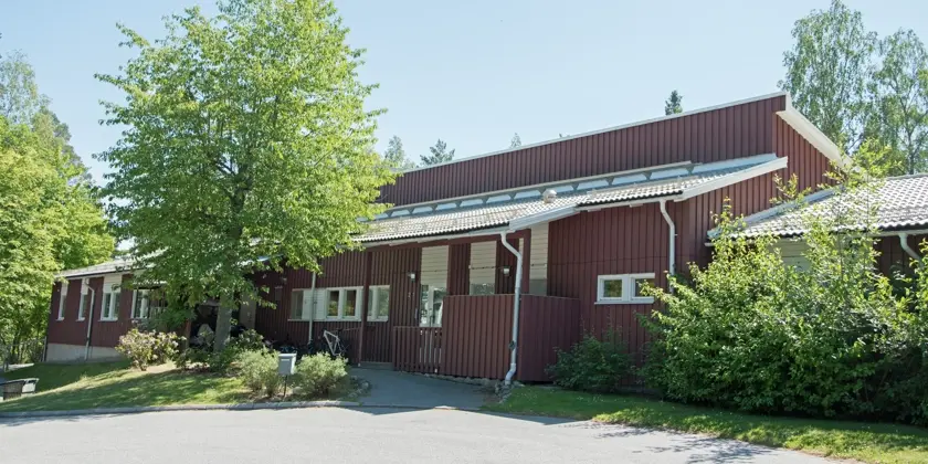 Röd träfasad på Aborrevägens förskola.