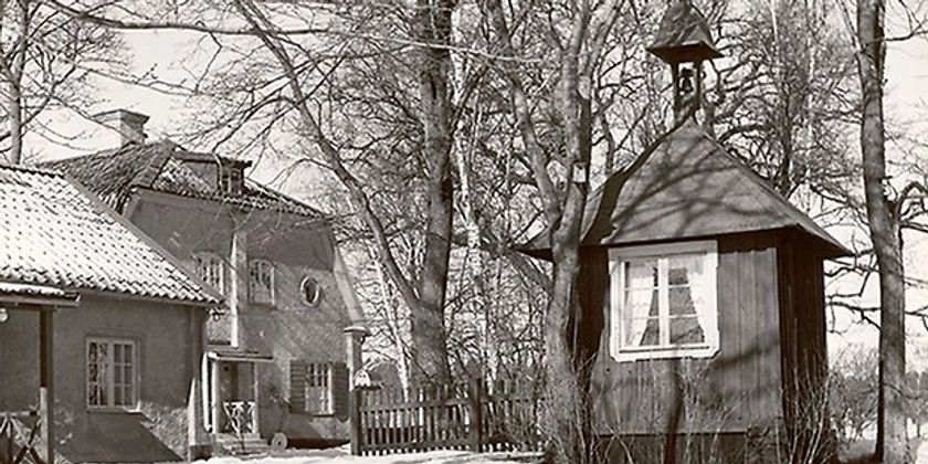 Ett svartvitt foto av en herrgård.