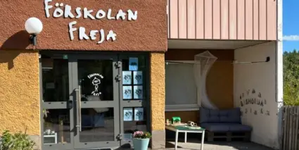Fasaden till förskolan Freja med en skylt på dörren.