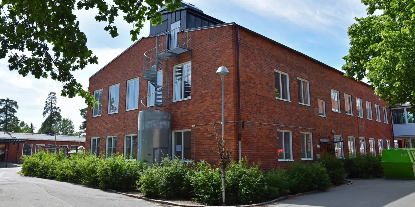 Källängens skolas röda tegelbyggnad.