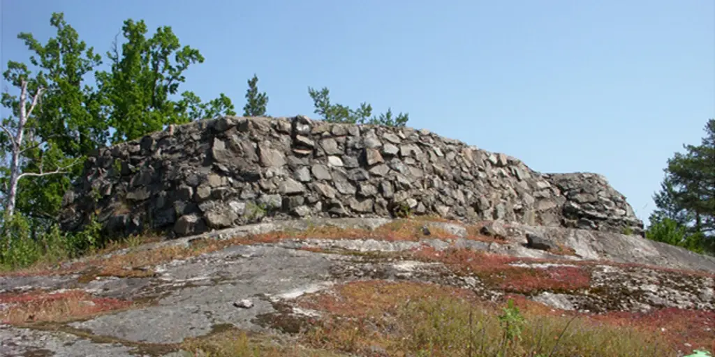 En sten- och betongkonstruktion på ett berg.