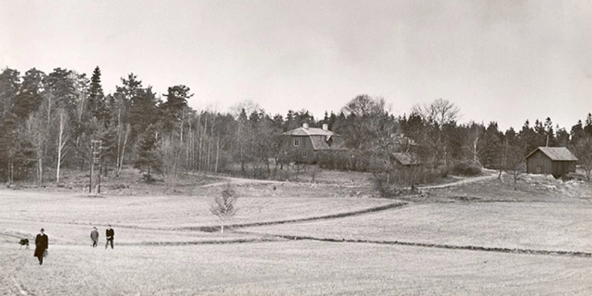 Ett svartvitt foto av människor på en åker.
