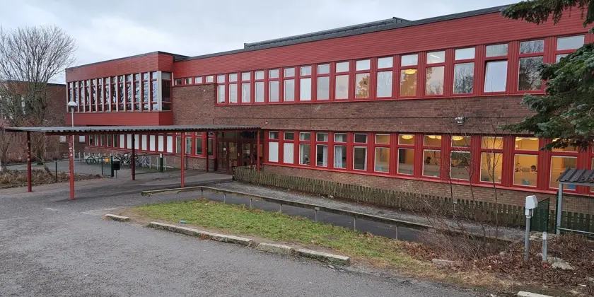 En röd skolbyggnad.