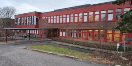 En röd skolbyggnad.
