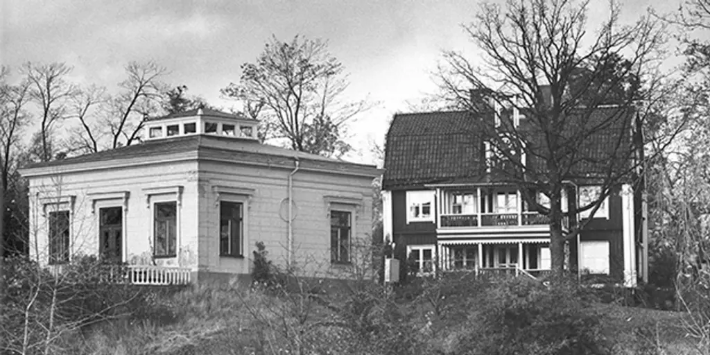 Ett svartvitt foto av en gård med en stor huvudbyggnad och en stor paviljong.