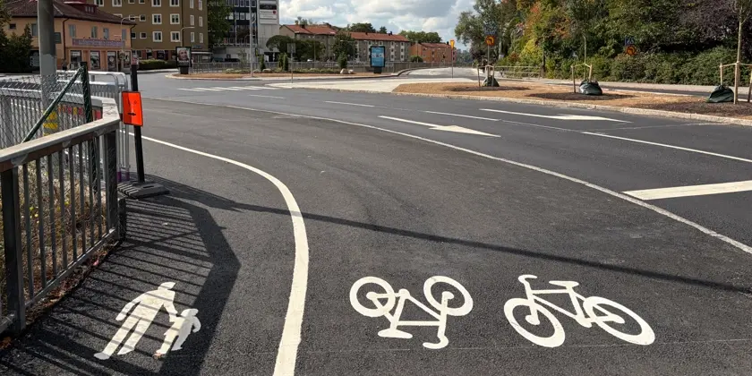 Nyasfalterad väg med cykelbana och gångväg