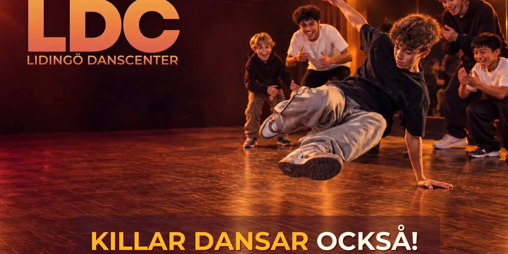 En grupp unga män som dansar på dansgolvet.