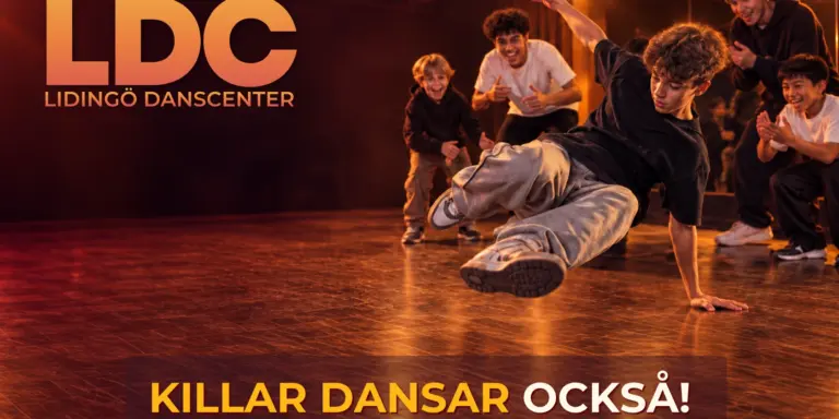 En grupp unga män som dansar på dansgolvet.