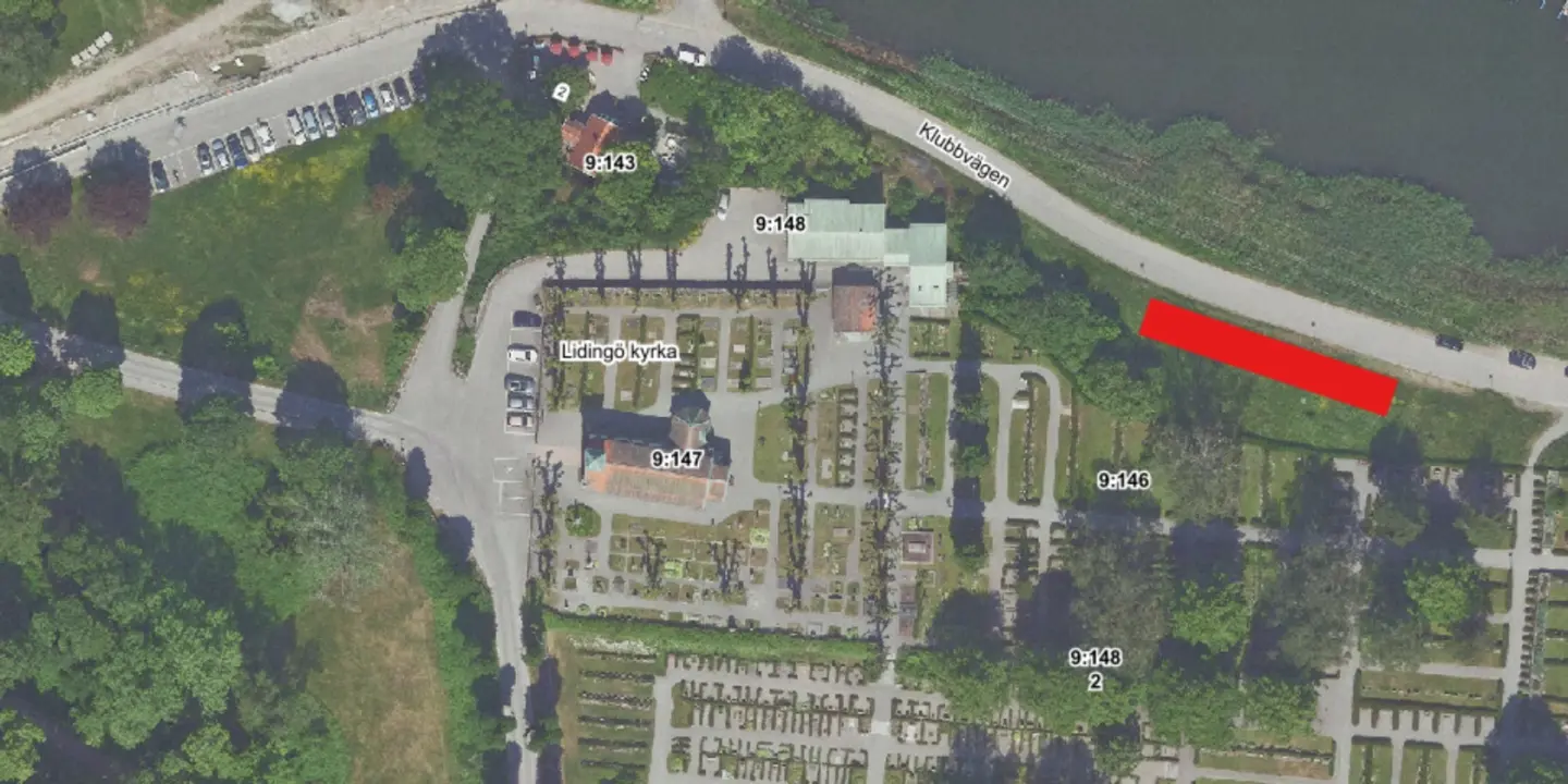 En flygbild över Kyrkviken som inkluderar Lidingö kyrka, skog och parkeringsplatser samt en röd markering längs Klubbvägen.