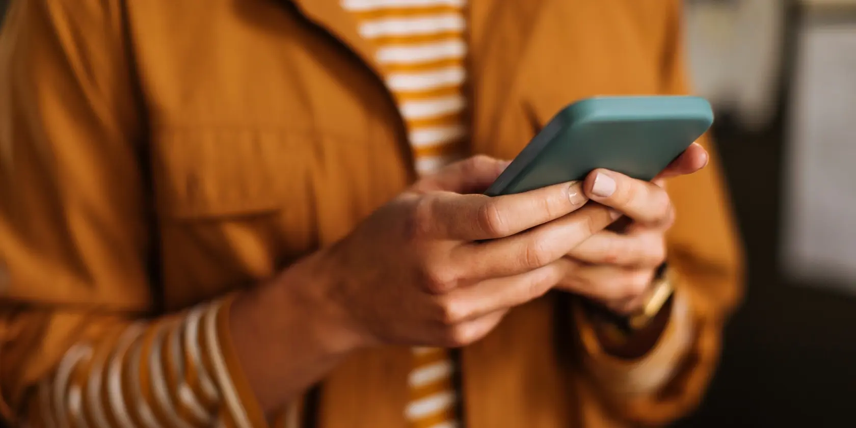 En person som håller en smartphone i händerna.