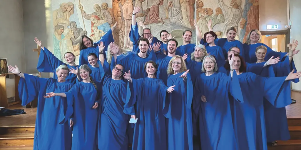 En grupp människor i blå kläder som poserar för en bild.