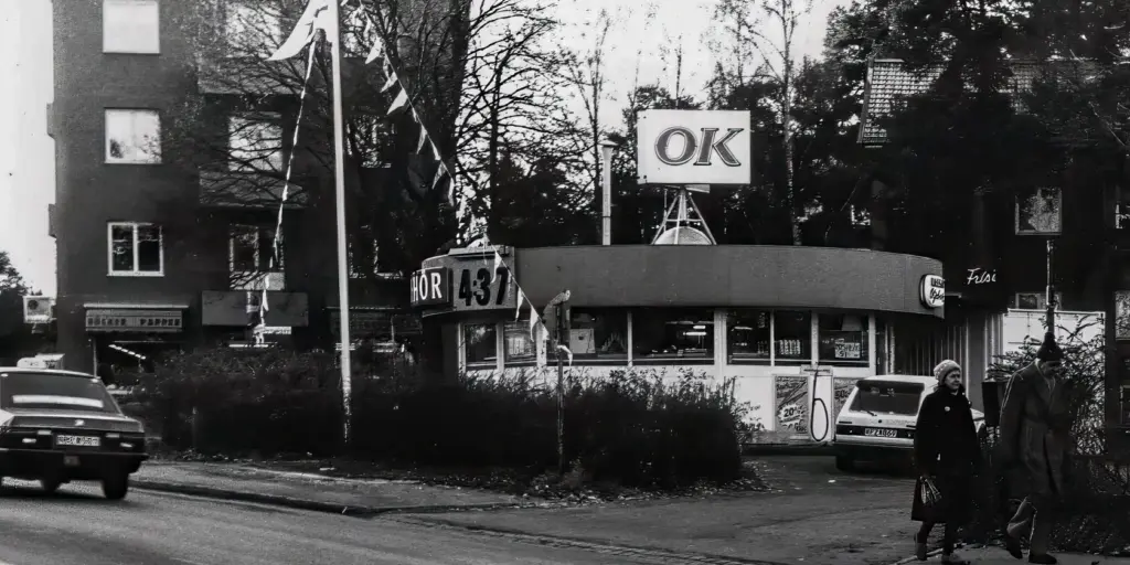 Ett gammalt svartvitt foto av OK-macken.