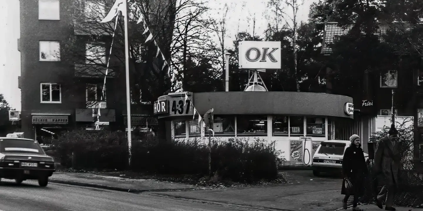 Ett gammalt svartvitt foto av OK-macken.