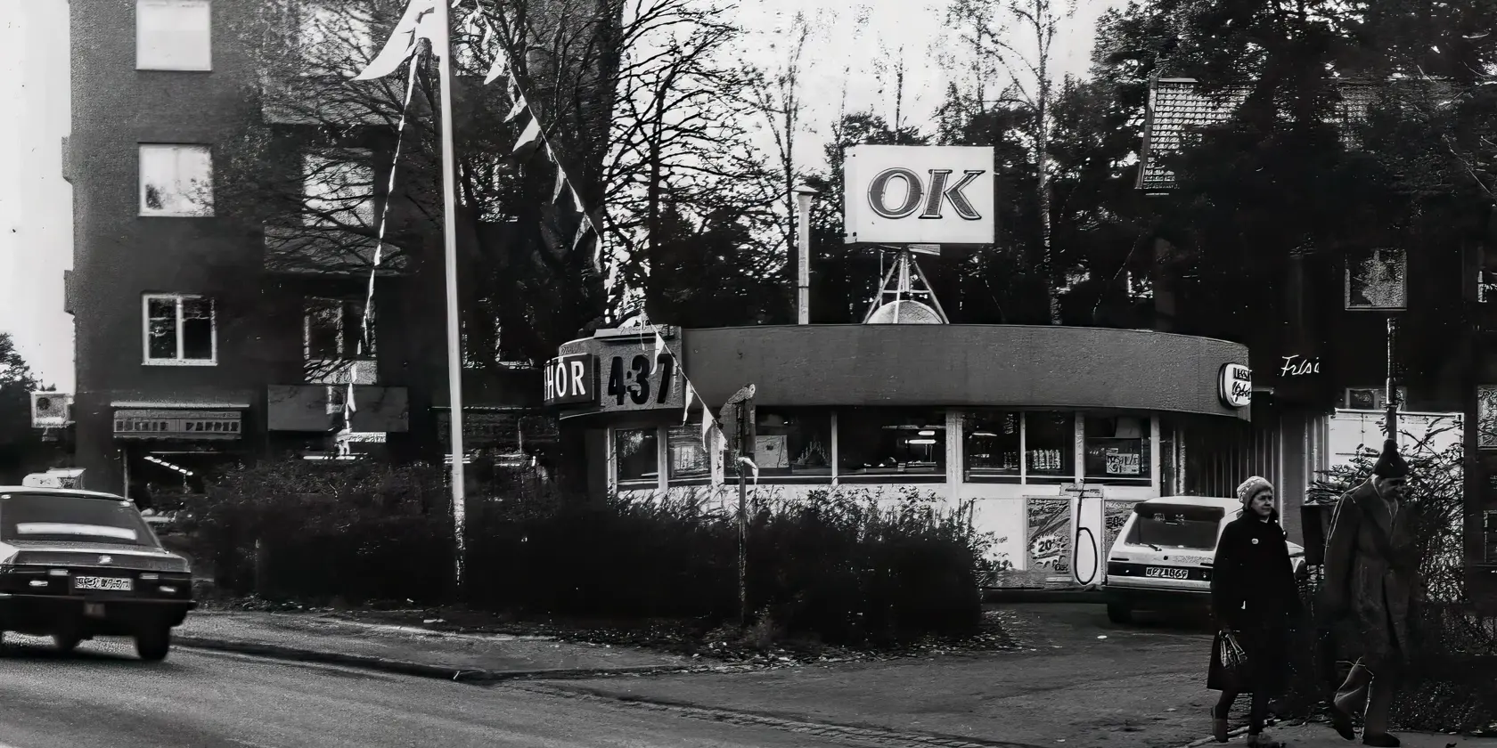 Ett gammalt svartvitt foto av OK-macken.