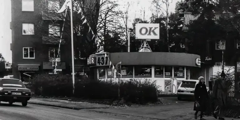 Ett gammalt svartvitt foto av OK-macken.