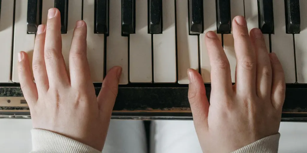 Händer som spelar på ett piano.