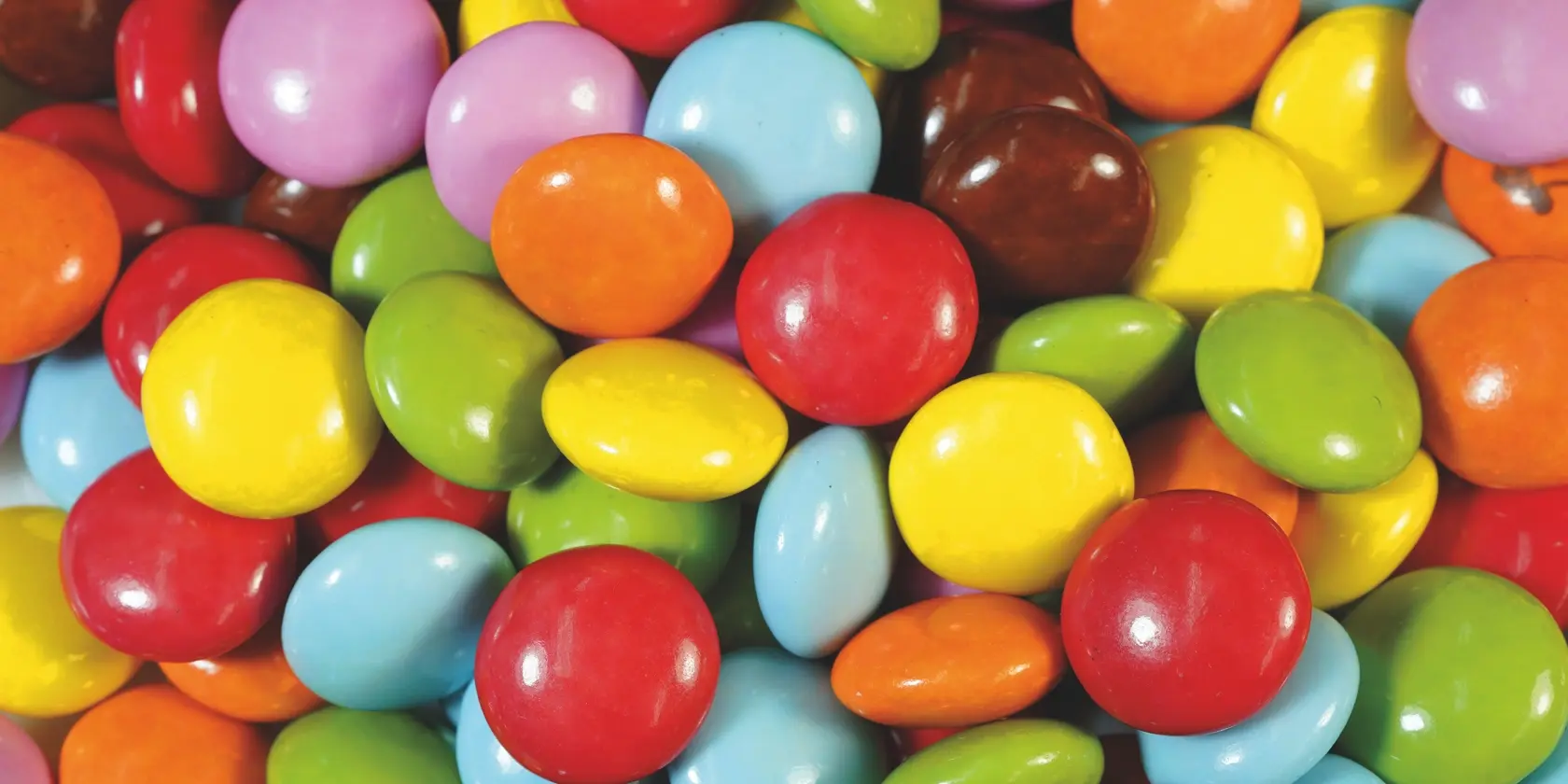 En närbild av en hög med Smarties.