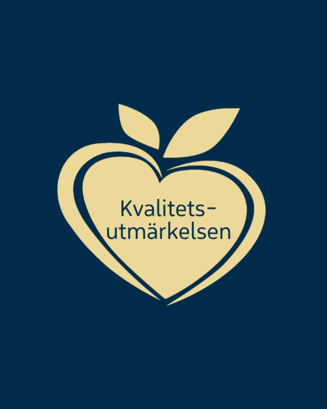 Logotypen för kvalitetsutmärkelsen, ett gult äpple med ett blad på mot en mörkblå bakgrund.