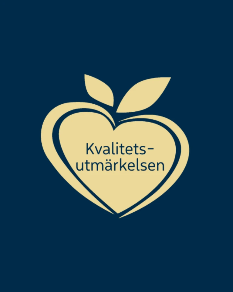 Logotypen för kvalitetsutmärkelsen, ett gult äpple med ett blad på mot en mörkblå bakgrund.